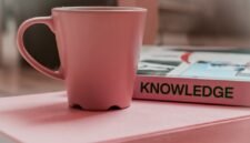 Peta jalan kecerdasan manusia. Auguste Comte merumuskan Hukum Tiga Tahap untuk menjelaskan cara peradaban berkembang dari kepercayaan pada kekuatan gaib menuju penguasaan ilmu pengetahuan berbasis data. Dok: Istimewa.