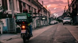 Ilustrasi, Ilusi kemandirian. Pertumbuhan pesat ekonomi gig pada tahun 2026 menawarkan fleksibilitas waktu yang menggiurkan, namun di balik layar, jutaan pekerja mitra kini berjuang melawan kerentanan ekonomi tanpa perlindungan jaminan sosial yang memadai. Dok: Istimewa.