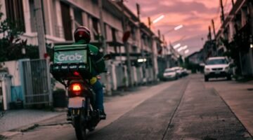 Ilustrasi, Ilusi kemandirian. Pertumbuhan pesat ekonomi gig pada tahun 2026 menawarkan fleksibilitas waktu yang menggiurkan, namun di balik layar, jutaan pekerja mitra kini berjuang melawan kerentanan ekonomi tanpa perlindungan jaminan sosial yang memadai. Dok: Istimewa.