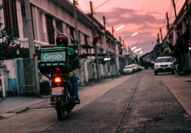 Ilustrasi, Ilusi kemandirian. Pertumbuhan pesat ekonomi gig pada tahun 2026 menawarkan fleksibilitas waktu yang menggiurkan, namun di balik layar, jutaan pekerja mitra kini berjuang melawan kerentanan ekonomi tanpa perlindungan jaminan sosial yang memadai. Dok: Istimewa.