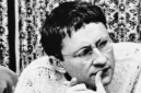Ilusi di balik layar. Guy Debord membedah cara masyarakat modern lebih memprioritaskan