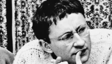 Ilusi di balik layar. Guy Debord membedah cara masyarakat modern lebih memprioritaskan