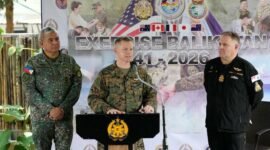 Pesan ketegasan dari Manila. Amerika Serikat dan Filipina mengerahkan 17.000 personel dalam latihan militer Balikatan 2026, menegaskan komitmen keamanan Asia meski fokus Washington sedang terbagi oleh perang di Timur Tengah. Dok: AP Photo/Aaron Favila.