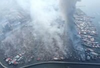 Tragedi di pesisir Borneo. Kebakaran dahsyat menghancurkan pemukiman kampung air di Sandakan, memaksa ribuan warga marginal kehilangan tempat tinggal di tengah tantangan infrastruktur keselamatan yang kronis. Dok: AP.