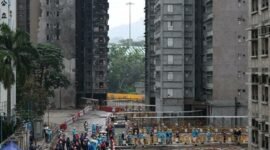 Mencari sisa kenangan. Warga korban kebakaran apartemen paling mematikan di Hong Kong mulai masuk ke reruntuhan rumah mereka guna mencari barang berharga di bawah pengawasan ketat aparat keamanan pada Senin pagi. Dok: REUTERS/Tyrone Siu.