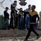 Melintasi waktu di langit India. Di tengah kepungan modernitas New Delhi, sekelompok pria terus melestarikan Kabootarbaazi, tradisi melatih merpati peninggalan era Mughal yang telah diwariskan secara turun-temurun. Dok: REUTERS/Bhawika Chhabra.