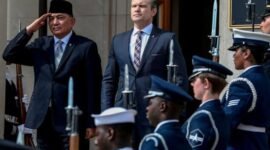 Peringatan dari Pejambon. Kementerian Luar Negeri Indonesia mengirimkan surat rahasia yang memperingatkan risiko keterlibatan Jakarta dalam konflik Laut China Selatan jika memberikan izin terbang menyeluruh bagi militer AS di tahun 2026. Dok: REUTERS/Evelyn Hockstein.