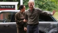 Kembalinya sang Duke dan Duchess. Pangeran Harry dan Meghan Markle memulai kunjungan empat hari di Australia untuk mendukung komunitas lokal, sembari menghadapi sorotan tajam terkait biaya keamanan dan komersialisasi status kerajaan mereka. Dok: AP News.