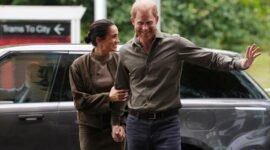 Kembalinya sang Duke dan Duchess. Pangeran Harry dan Meghan Markle memulai kunjungan empat hari di Australia untuk mendukung komunitas lokal, sembari menghadapi sorotan tajam terkait biaya keamanan dan komersialisasi status kerajaan mereka. Dok: AP News.