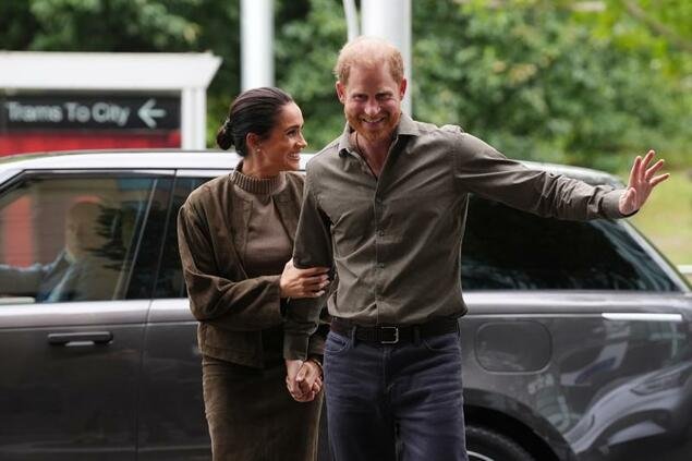 Kembalinya sang Duke dan Duchess. Pangeran Harry dan Meghan Markle memulai kunjungan empat hari di Australia untuk mendukung komunitas lokal, sembari menghadapi sorotan tajam terkait biaya keamanan dan komersialisasi status kerajaan mereka. Dok: AP News.