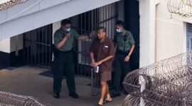 Pengepungan ekonomi terhadap oposisi. Pemerintah Hong Kong mengajukan penyitaan aset senilai lebih dari 127 juta dolar Hong Kong milik Jimmy Lai, menargetkan 15 rekening bank dan saham korporasi pasca-vonis penjara 20 tahun. Dok: AP Photo/Louise Delmotte