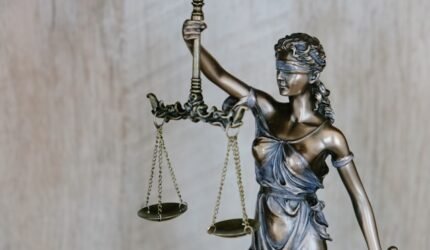 Positivisme Hukum: Mengapa Hukum Harus Terpisah dari Moralitas?