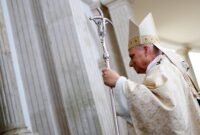 PPaus Leo mengakhiri tur Afrika di Guinea Khatulistiwa dengan mengunjungi penjara yang penuh tekanan dan mengecam ketimpangan. Dok: REUTERS/Guglielmo Mangiapane