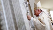 PPaus Leo mengakhiri tur Afrika di Guinea Khatulistiwa dengan mengunjungi penjara yang penuh tekanan dan mengecam ketimpangan. Dok: REUTERS/Guglielmo Mangiapane