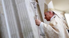 PPaus Leo mengakhiri tur Afrika di Guinea Khatulistiwa dengan mengunjungi penjara yang penuh tekanan dan mengecam ketimpangan. Dok: REUTERS/Guglielmo Mangiapane