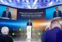 Pangeran Harry melakukan kunjungan mendadak ke Kyiv guna menyerukan penghentian pertumpahan darah kepada Vladimir Putin. Dok: REUTERS/Valentyn Ogirenko