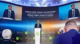 Pangeran Harry melakukan kunjungan mendadak ke Kyiv guna menyerukan penghentian pertumpahan darah kepada Vladimir Putin. Dok: REUTERS/Valentyn Ogirenko