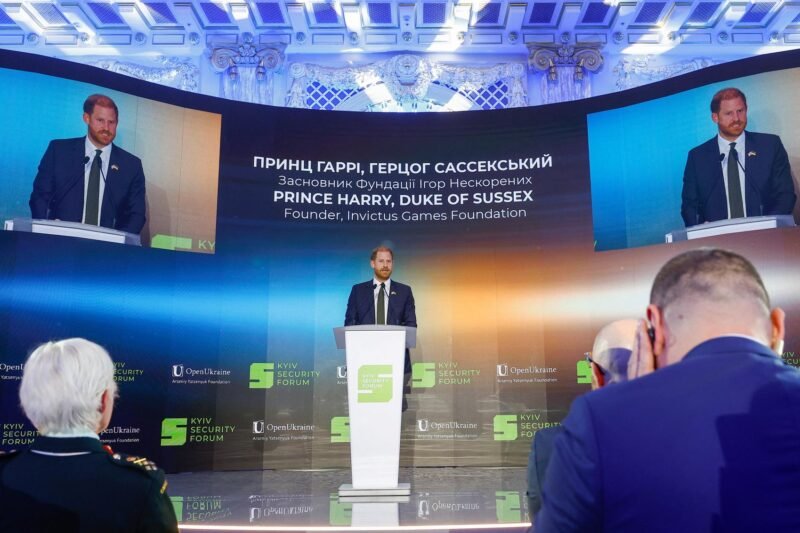 Pangeran Harry melakukan kunjungan mendadak ke Kyiv guna menyerukan penghentian pertumpahan darah kepada Vladimir Putin. Dok: REUTERS/Valentyn Ogirenko