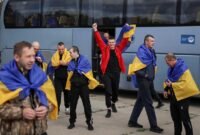 Pulangnya para pejuang. Ukraina dan Rusia melakukan pertukaran 193 tawanan perang masing-masing pada Jumat malam, menandai keberhasilan diplomasi mediasi Amerika Serikat dan UEA di tahun keempat konflik 2026. Dok: REUTERS/Anatolii Stepanov