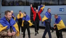 Pulangnya para pejuang. Ukraina dan Rusia melakukan pertukaran 193 tawanan perang masing-masing pada Jumat malam, menandai keberhasilan diplomasi mediasi Amerika Serikat dan UEA di tahun keempat konflik 2026. Dok: REUTERS/Anatolii Stepanov