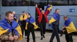 Pulangnya para pejuang. Ukraina dan Rusia melakukan pertukaran 193 tawanan perang masing-masing pada Jumat malam, menandai keberhasilan diplomasi mediasi Amerika Serikat dan UEA di tahun keempat konflik 2026. Dok: REUTERS/Anatolii Stepanov