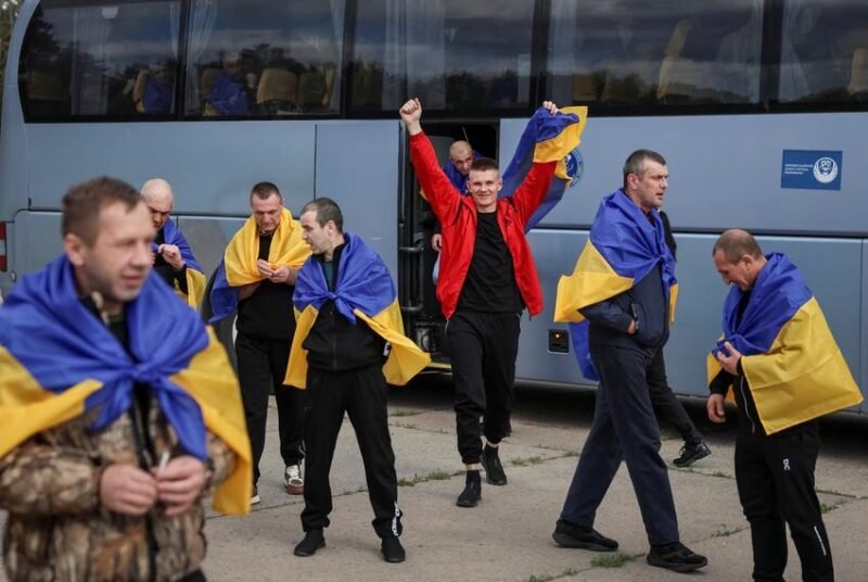 Pulangnya para pejuang. Ukraina dan Rusia melakukan pertukaran 193 tawanan perang masing-masing pada Jumat malam, menandai keberhasilan diplomasi mediasi Amerika Serikat dan UEA di tahun keempat konflik 2026. Dok: REUTERS/Anatolii Stepanov