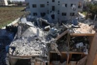 Gencatan senjata yang rapuh. Militer Israel memperluas jangkauan serangan hingga ke wilayah Timur Lebanon, sementara perdebatan sengit mengenai jalur diplomasi memicu keretakan politik di Beirut. Dok: REUTERS/Mohamed Azakir.