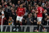 Langkah mantap menuju Eropa. Manchester United memperkokoh posisi di tiga besar Liga Inggris setelah menundukkan Brentford 2-1 lewat gol Casemiro dan Benjamin Sesko. Dok: AFP.