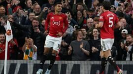 Langkah mantap menuju Eropa. Manchester United memperkokoh posisi di tiga besar Liga Inggris setelah menundukkan Brentford 2-1 lewat gol Casemiro dan Benjamin Sesko. Dok: AFP.