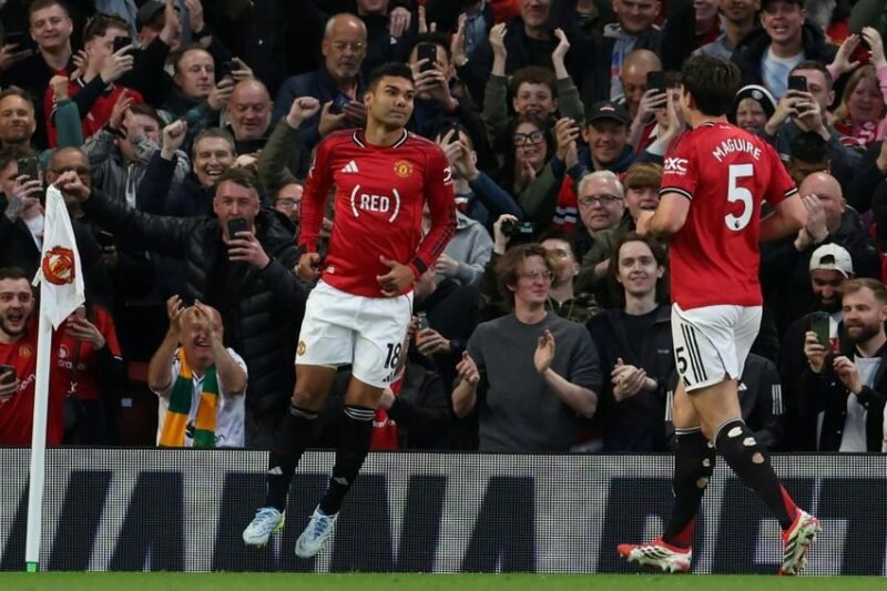 Langkah mantap menuju Eropa. Manchester United memperkokoh posisi di tiga besar Liga Inggris setelah menundukkan Brentford 2-1 lewat gol Casemiro dan Benjamin Sesko. Dok: AFP.