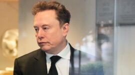 Konfrontasi di Oakland. Elon Musk memberikan kesaksian dalam persidangan melawan OpenAI, menuduh mantan rekannya mengkhianati misi kemanusiaan demi keuntungan kapitalis bersama Microsoft. Dok: (AP Photo/Godofredo A. Vásquez)