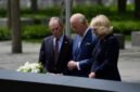Mengenang sejarah, membangun masa depan. Raja Charles III dan Ratu Camilla meletakkan karangan bunga di Memorial 9/11 sebagai simbol solidaritas abadi, sebelum melanjutkan kegiatan sosial di Harlem untuk mendukung ketahanan pangan kota. Dok: REUTERS/Christian Monterrosa.