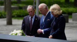 Mengenang sejarah, membangun masa depan. Raja Charles III dan Ratu Camilla meletakkan karangan bunga di Memorial 9/11 sebagai simbol solidaritas abadi, sebelum melanjutkan kegiatan sosial di Harlem untuk mendukung ketahanan pangan kota. Dok: REUTERS/Christian Monterrosa.