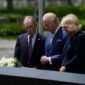 Mengenang sejarah, membangun masa depan. Raja Charles III dan Ratu Camilla meletakkan karangan bunga di Memorial 9/11 sebagai simbol solidaritas abadi, sebelum melanjutkan kegiatan sosial di Harlem untuk mendukung ketahanan pangan kota. Dok: REUTERS/Christian Monterrosa.