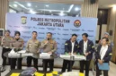 Kapolres Metro Jakarta Utara menunjukkan barang bukti kasus curanmor serta curas dalam konferensi pers. (Posnews/Ist)
