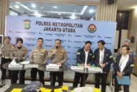 Kapolres Metro Jakarta Utara menunjukkan barang bukti kasus curanmor serta curas dalam konferensi pers. (Posnews/Ist)

