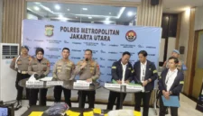Kapolres Metro Jakarta Utara menunjukkan barang bukti kasus curanmor serta curas dalam konferensi pers. (Posnews/Ist)