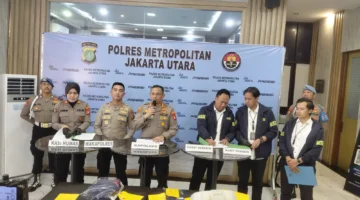 Kapolres Metro Jakarta Utara menunjukkan barang bukti kasus curanmor serta curas dalam konferensi pers. (Posnews/Ist)