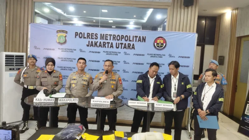 Kapolres Metro Jakarta Utara menunjukkan barang bukti kasus curanmor serta curas dalam konferensi pers. (Posnews/Ist)
