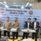 Kapolres Metro Jakarta Utara menunjukkan barang bukti kasus curanmor serta curas dalam konferensi pers. (Posnews/Ist)
