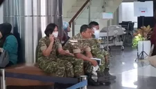 Aktivis KontraS Andrie Yunus menjalani perawatan di RSCM usai menjadi korban penyiraman air keras dan menolak kunjungan Oditur Militer II-07 Jakarta. (Posnews/Ist)

