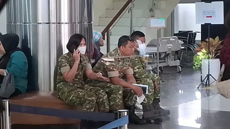 Aktivis KontraS Andrie Yunus menjalani perawatan di RSCM usai menjadi korban penyiraman air keras dan menolak kunjungan Oditur Militer II-07 Jakarta. (Posnews/Ist)
