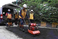 Alat berat memperbaiki jalan rusak di Kabupaten Bekasi dalam proyek infrastruktur senilai Rp192 miliar tahun 2026. (Posnews/Pemkab Bekasi)