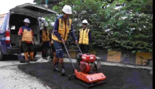 Alat berat memperbaiki jalan rusak di Kabupaten Bekasi dalam proyek infrastruktur senilai Rp192 miliar tahun 2026. (Posnews/Pemkab Bekasi)