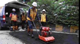 Alat berat memperbaiki jalan rusak di Kabupaten Bekasi dalam proyek infrastruktur senilai Rp192 miliar tahun 2026. (Posnews/Pemkab Bekasi)