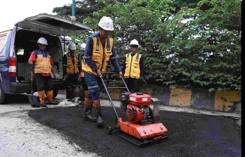 Alat berat memperbaiki jalan rusak di Kabupaten Bekasi dalam proyek infrastruktur senilai Rp192 miliar tahun 2026. (Posnews/Pemkab Bekasi)