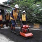Alat berat memperbaiki jalan rusak di Kabupaten Bekasi dalam proyek infrastruktur senilai Rp192 miliar tahun 2026. (Posnews/Pemkab Bekasi)