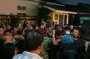 Aparat dan warga berada di lokasi kos saat penggerebekan oknum dosen UIN Jambi bersama mahasiswi. (Posnews/Ist)