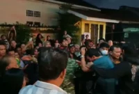 Aparat dan warga berada di lokasi kos saat penggerebekan oknum dosen UIN Jambi bersama mahasiswi. (Posnews/Ist)