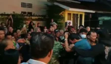 Aparat dan warga berada di lokasi kos saat penggerebekan oknum dosen UIN Jambi bersama mahasiswi. (Posnews/Ist)